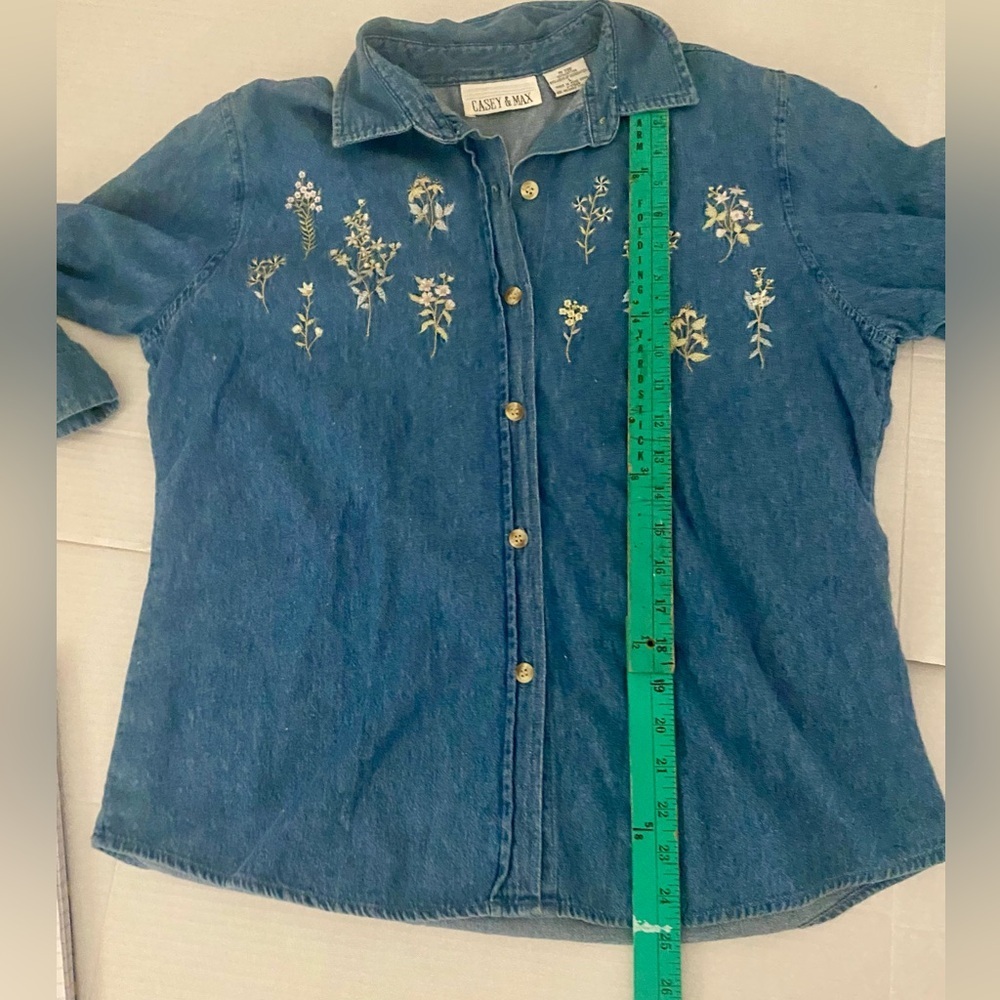 Vintage Casey&Max denim 3/4 sleeve button down with embroidered spring flowers - Picture 7 of 9